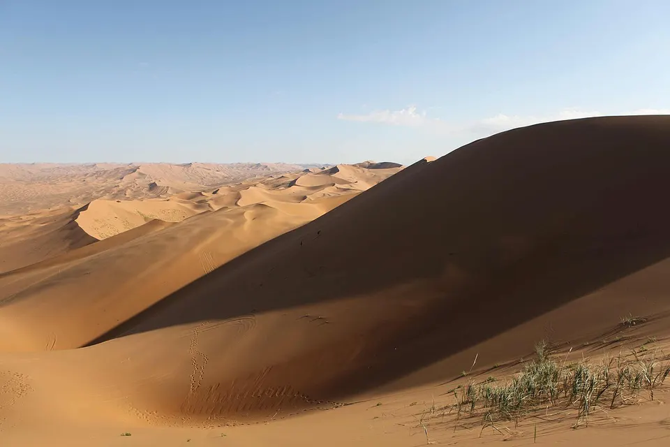 Badain Jaran Desert (巴丹吉林沙漠)