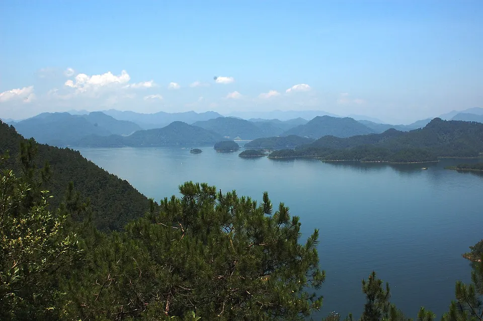 Qiandao Lake (千岛湖)