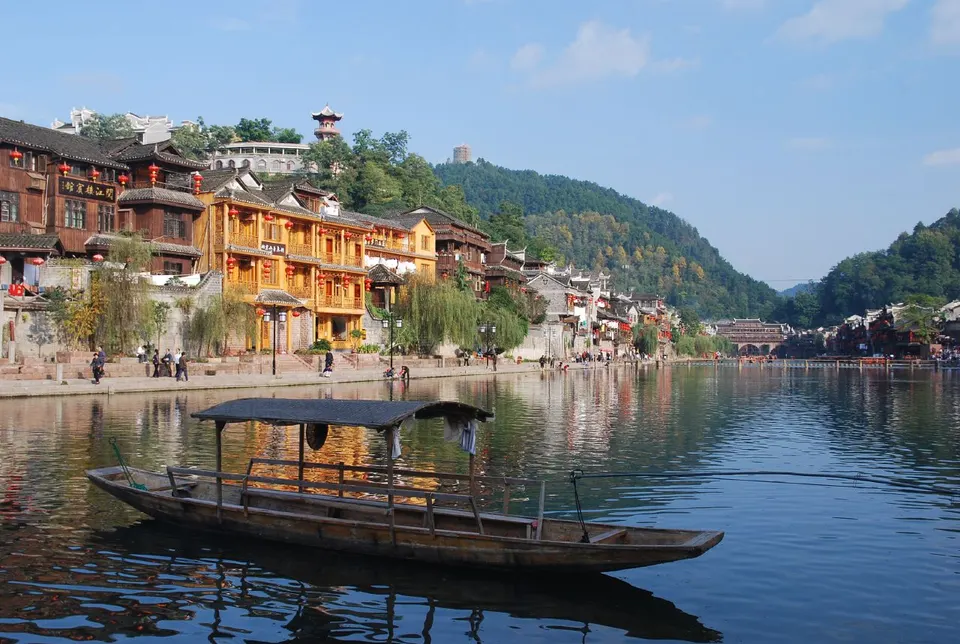 Fenghuang Ancient Town (凤凰古城)
