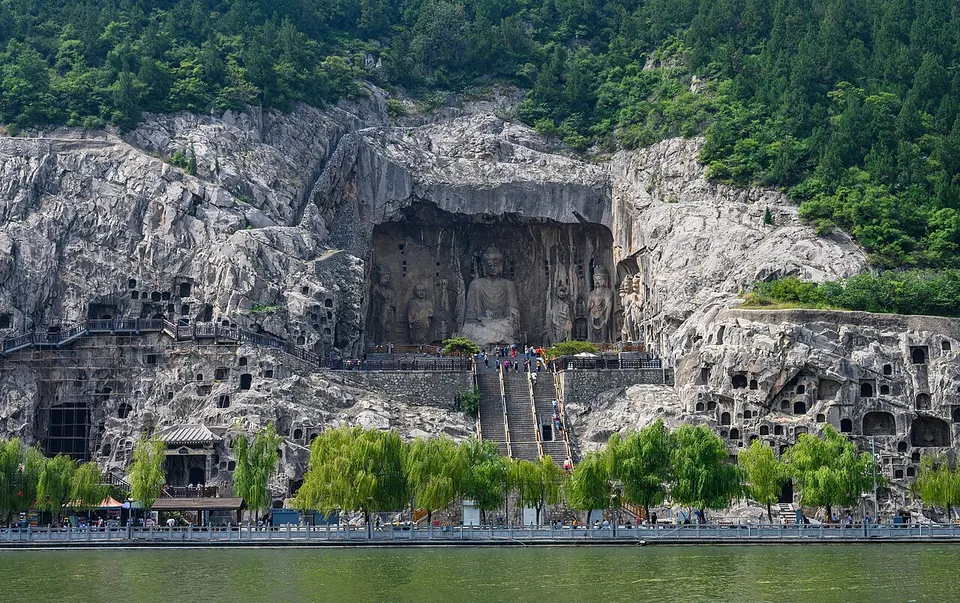 Longmen Grottoes (龙门石窟)