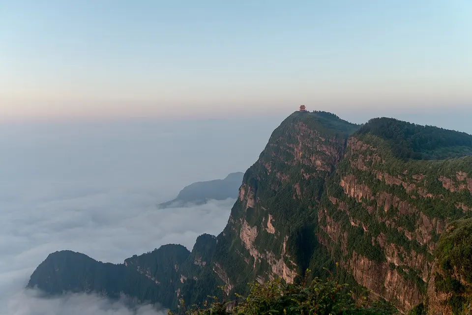 Mount Emei (峨眉山)