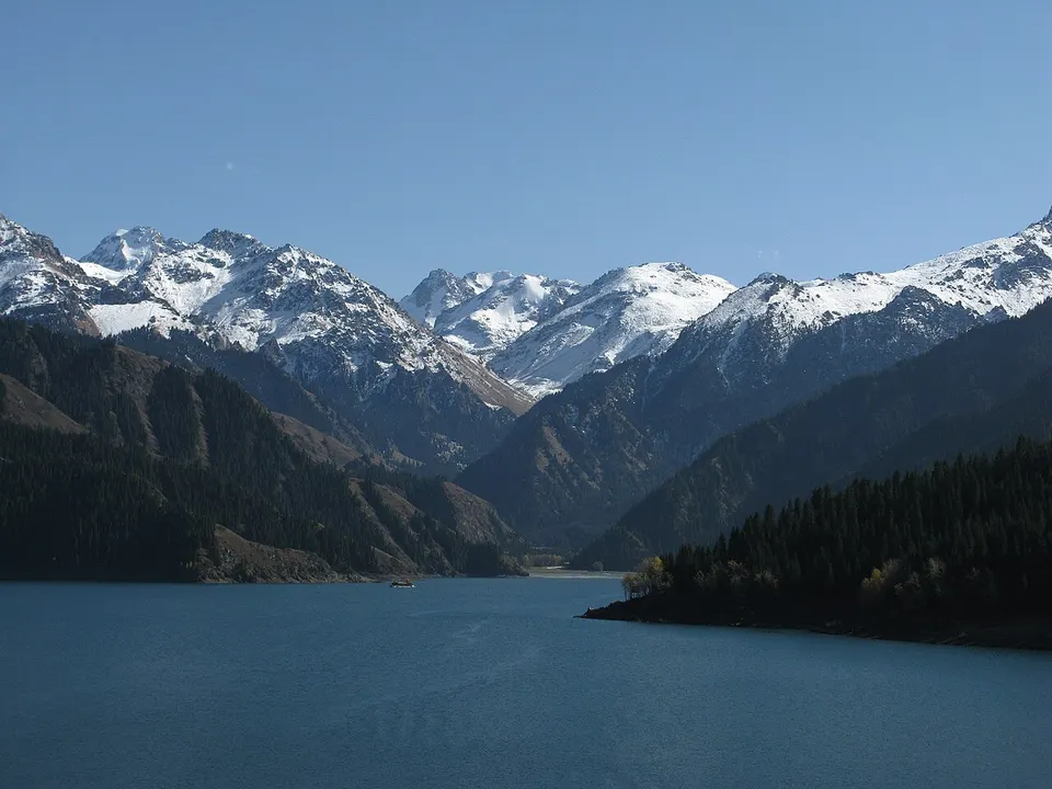 Heavenly Lake of Tianshan (天山天池)