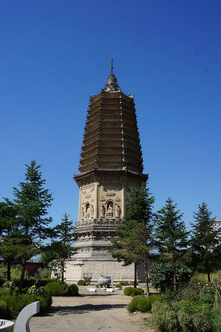 Twin Pagodas of Chongxing Temple (崇兴寺双塔)