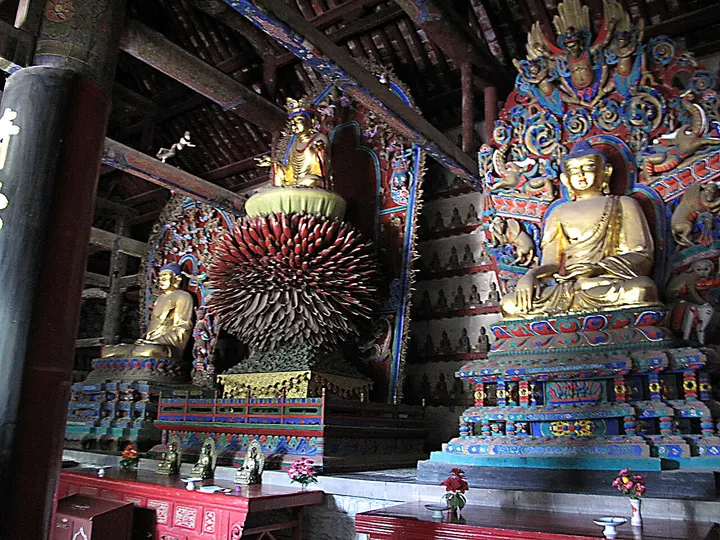 Lingyan Temple (灵岩寺)