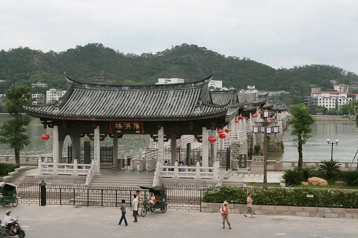 Guangji Bridge (广济桥)