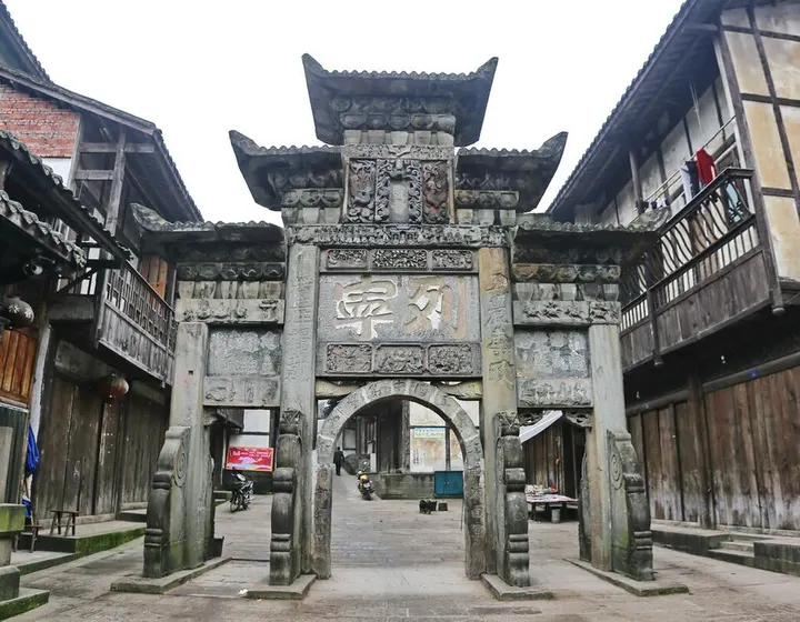 Lenin Street Stone Arches and Red Army Slogans (列宁街石牌坊)