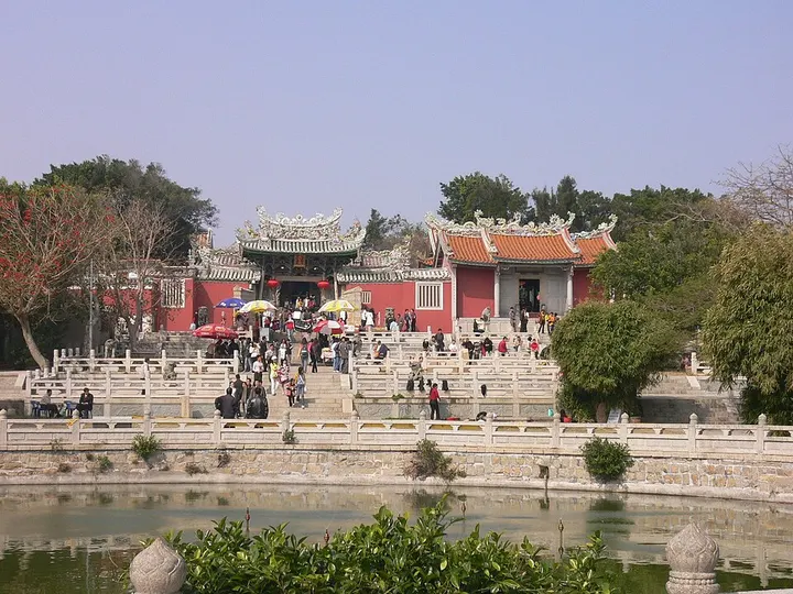 Wind-Moved Rock and Guandi Temple, Dongshan (东山风动石)