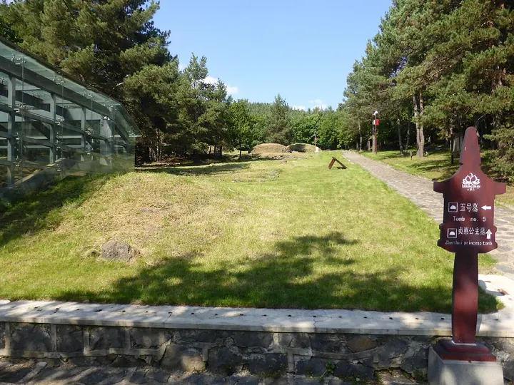 Liudingshan Cultural Tourism Area (六鼎山)
