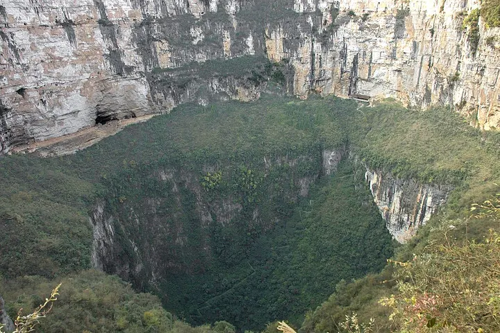 Tiankeng Difeng (Xiaozhai Tiankeng & Tianjing Gorge) (天坑地缝)