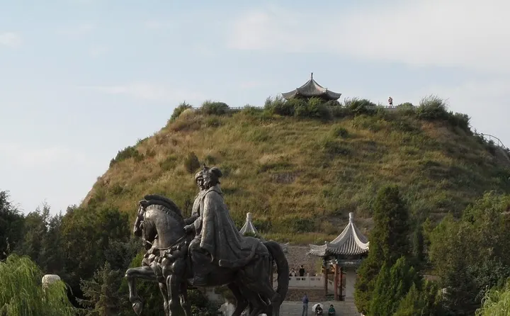 Zhaojun Tomb (昭君墓)