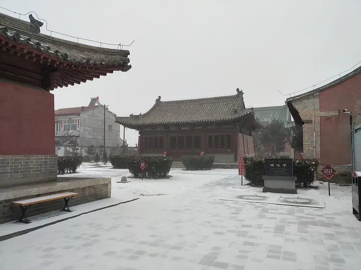 Zhaohua Temple (昭化寺)