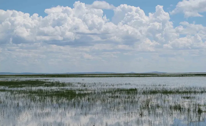 Hulun Lake (呼伦湖)