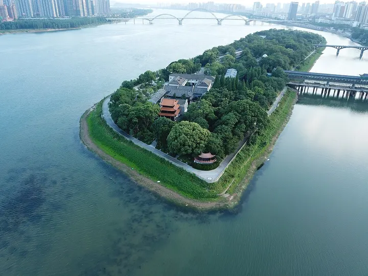 Bailuzhou Academy (白鹭洲书院)