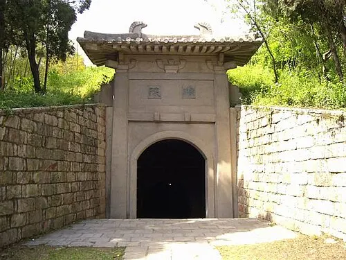 Two Mausoleums of the Southern Tang (南唐二陵)