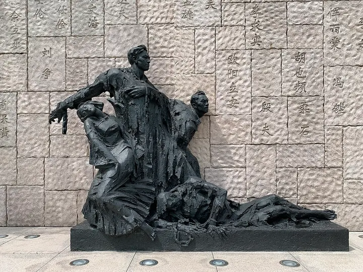 Longhua Martyrs' Cemetery (龙华烈士陵园)