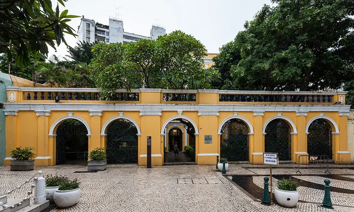 Sir Robert Ho Tung Library (何东图书馆)
