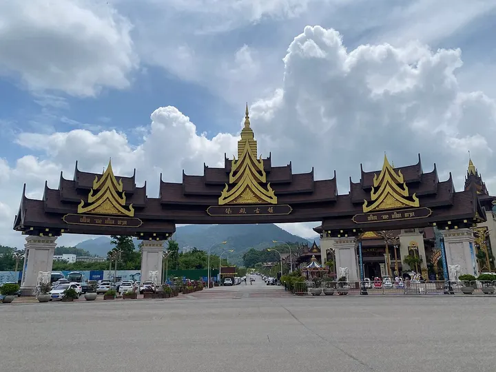 Mangshi Dai Ancient Town (芒市傣族古镇)