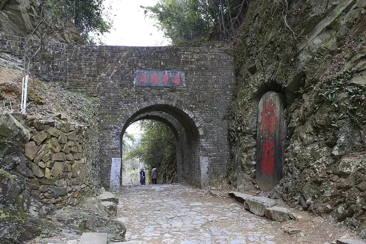 Mei Pass and Zhuji Lane (梅关古道·珠玑巷)