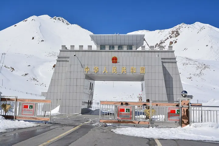 Khunjerab Pass National Gate (红其拉甫国门)