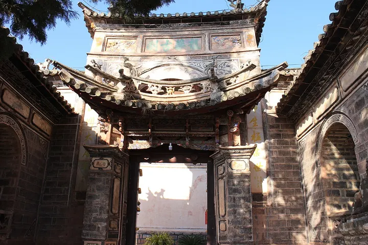 Guanglu Old Town and Longhua Temple (光禄古镇)