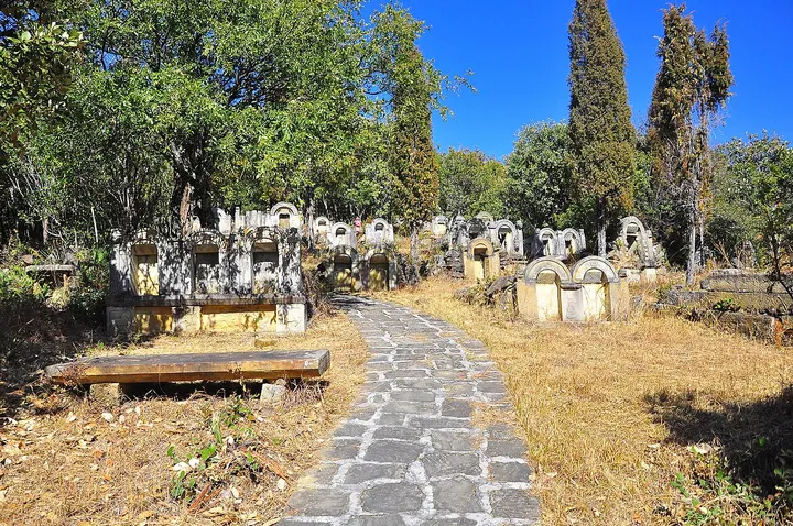 Yingpan Village Tombs (营盘村墓群)