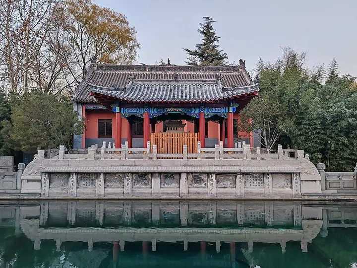 Baimai Springs (百脉泉公园)