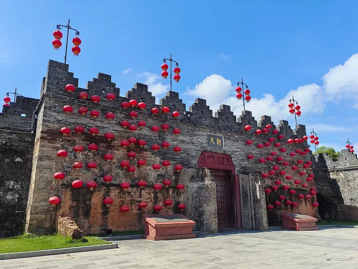 Zhaoqing City Wall (肇庆古城墙)